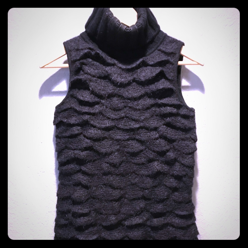 sleeveless scalloped turtle neck